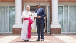 Tổng thống Hakainde Hichilema của Zambia và Đức Tổng Giám mục Gianluca Perici, Sứ thần Tòa Thánh tại Zambia