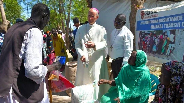 Nuntius Horgan während der Ausgabe von Nahrungsmitteln durch die Caritas im Flüchtlingstransitlager Malakal 