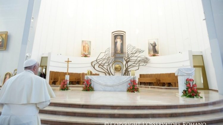 Le Pape François en prière au sanctuaire de la Divine Miséricorde à Cracovie.